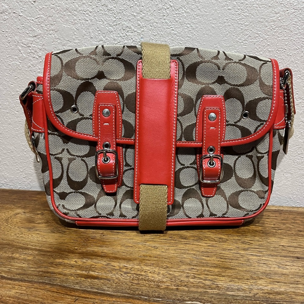 🍊Coach Signature Field Messenger crossbody bag in khaki and vermillion orange